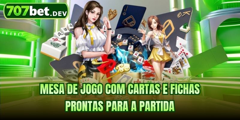 Mesa de jogo com cartas e fichas prontas para a partida